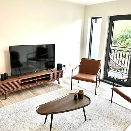 Luxury Furnished Apartment In Heart Of Quincy Exterior photo